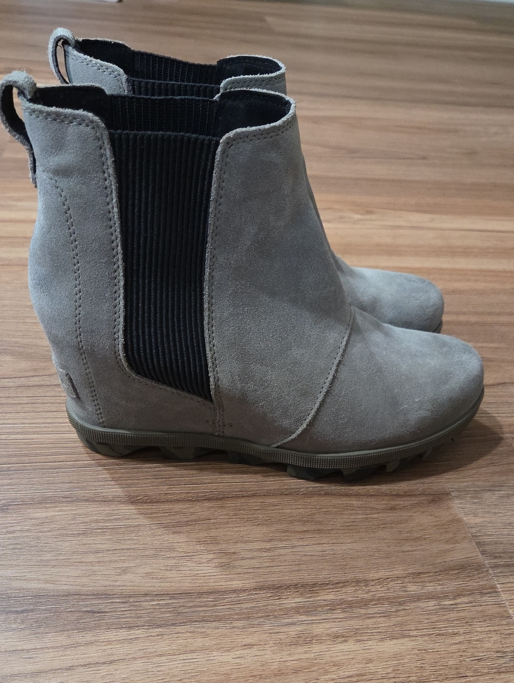 Women's Suede Chelsea Ankle Boots in Green